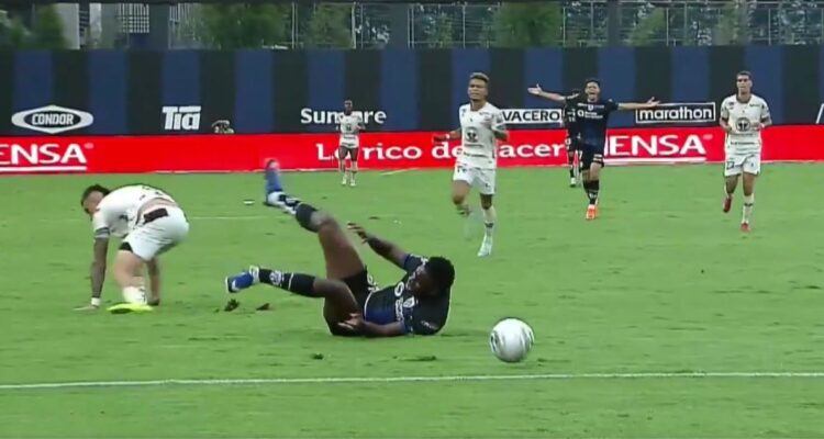 Conmoción en Ecuador: joven futbolista de Jean Pierre Arroyo sufre fractura tras fuerte patada