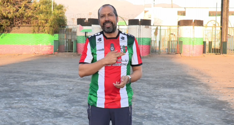“Fue un acto solidario”: alcalde de La Cisterna se camisetea y defiende izamiento de bandera palestina
