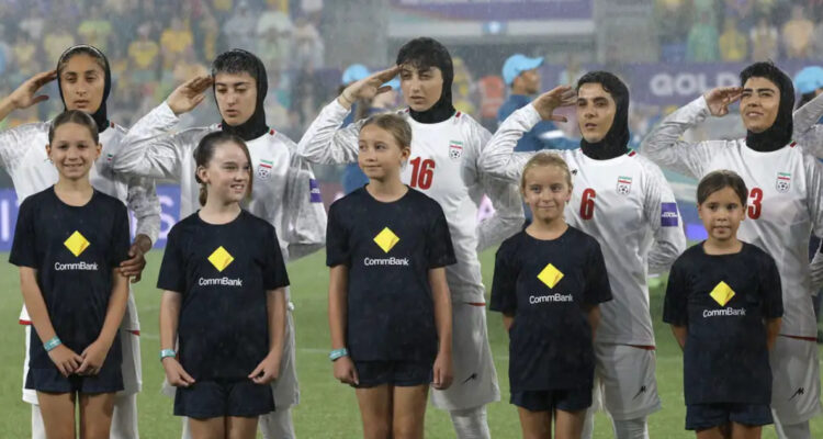 Jugadoras de Irán saludan y cantan himno