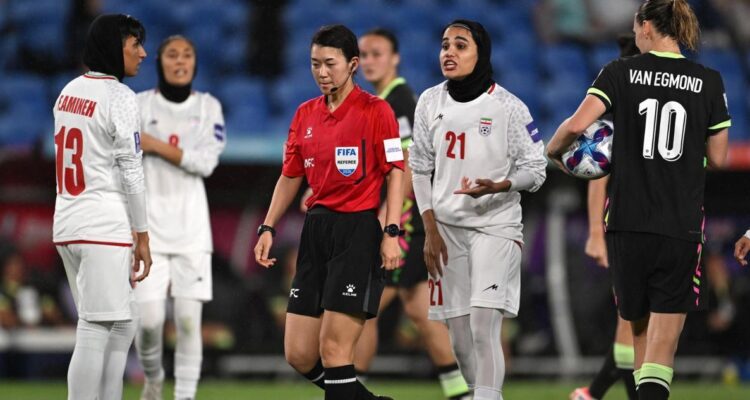 Jugadoras de Irán en el Ojo del huracán por no cantar himno en el debut