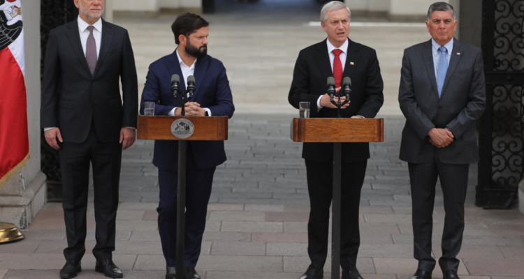 Encuesta Criteria: Boric cierra el gobierno con 58% de desaprobación y un 44% aprueba a Kast