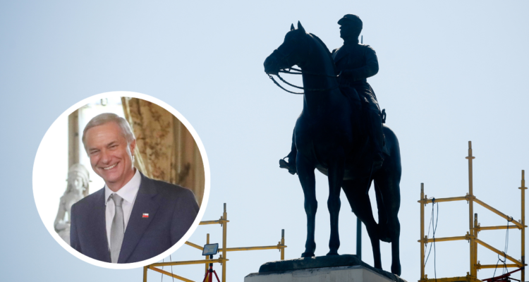 Foto de José Antonio Kast y del monumento de Baquedano.