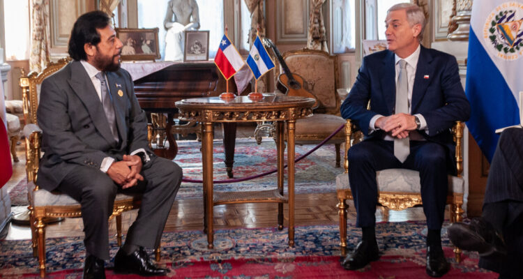 Ulloa confirma visita de Bukele y defiende viaje de Kast a El Salvador: No fue solo por cárceles