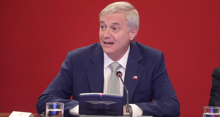 Kast explica el “Chile se cae a pedazos”: apuntó a graffitis en las calles y a “eventos” en aeropuerto