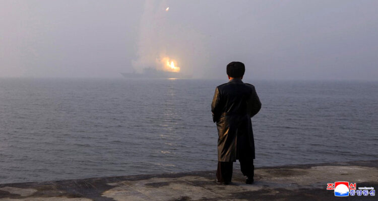 Kim Jong-un dice que están equipando a su marina con armas nucleares