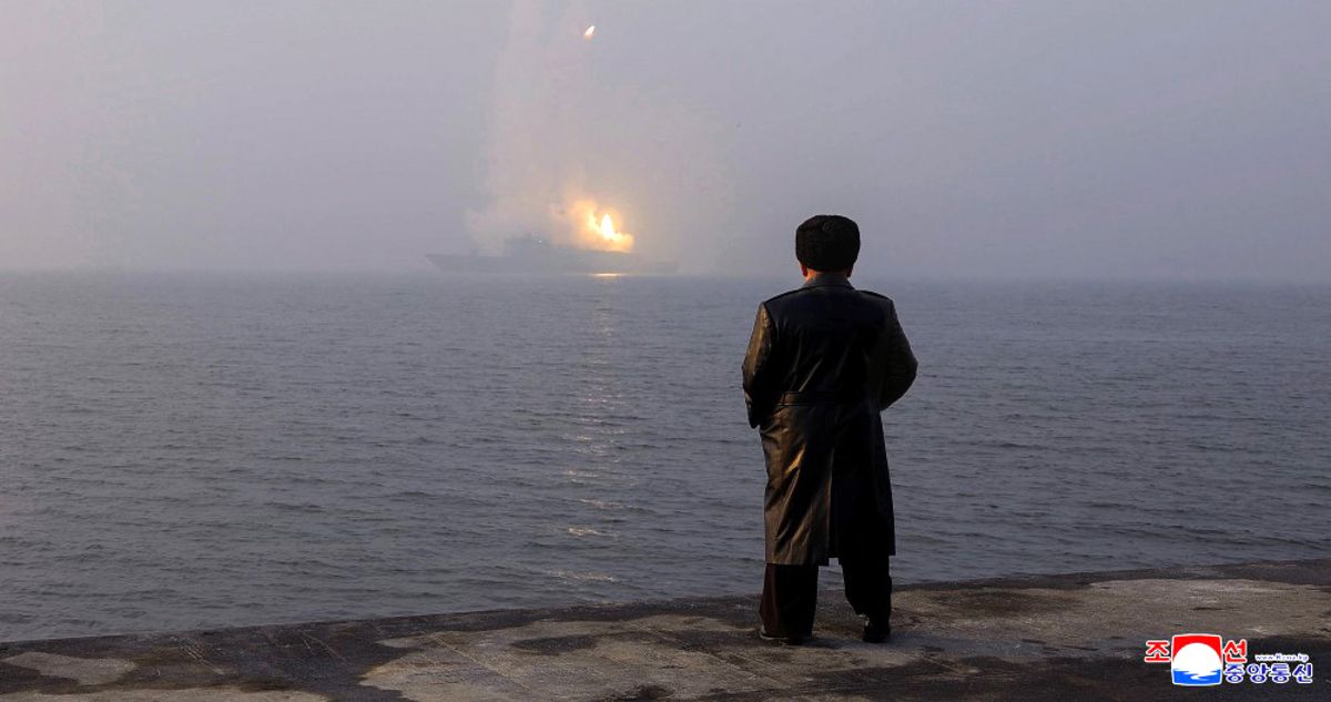 Kim Jong-un dice que están equipando a su marina con armas nucleares
