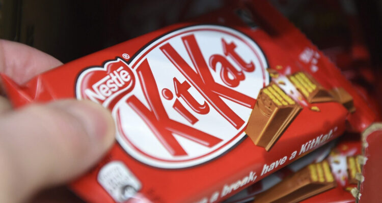 Duro golpe al chocolate: roban 12 toneladas de KitKat en ruta entre Italia y Polonia