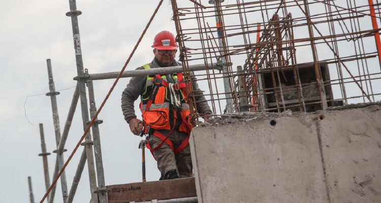 La alarma en el sector de la construcción por los mínimos históricos en permisos de edificación
