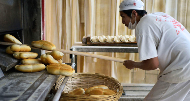 La marraqueta en riesgo: alza de combustibles podría encarecer el pan hasta en un 10% según gremio