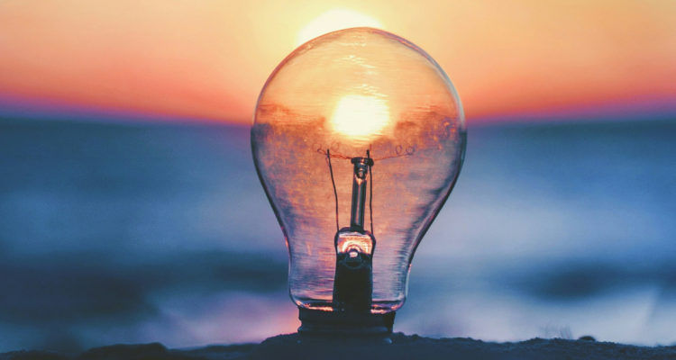 Foto de contexto de ampolleta apagada reflejando el sol