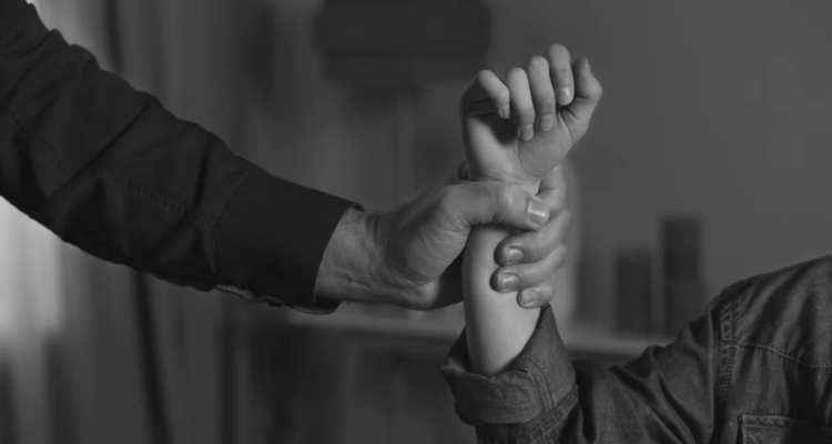 Imagen de contexto de hombre sujetando a una mujer por la muñeca