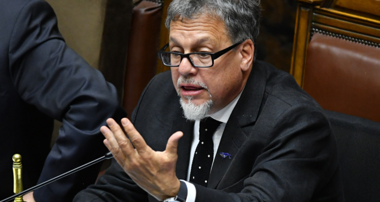 Senador Lagos Weber reprocha conmutación de penas y cita a Piñera: “Siguen siendo cómplices pasivos”