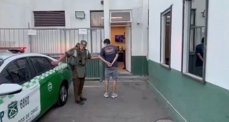 Detienen a “lanza” por robo de celulares en buses de Santiago: tenía 51 capturas anteriores