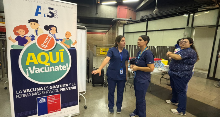 Lanzan campaña de vacunación en Metro: revisa las estaciones y hasta cuándo estarán los puntos