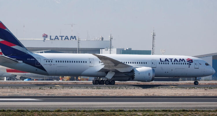 Las aerolíneas sufren fuertes bajan en bolsa por los ataques de EEUU a Irán: Latam pierde más de un 5%