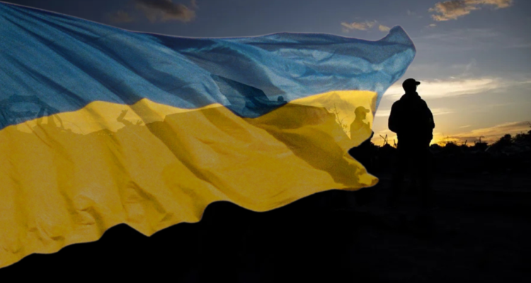 Soldados ucranianos y Bandera de Ucrania