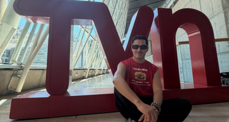 Leo Baeza junto a logo de TVN en referencia a despido