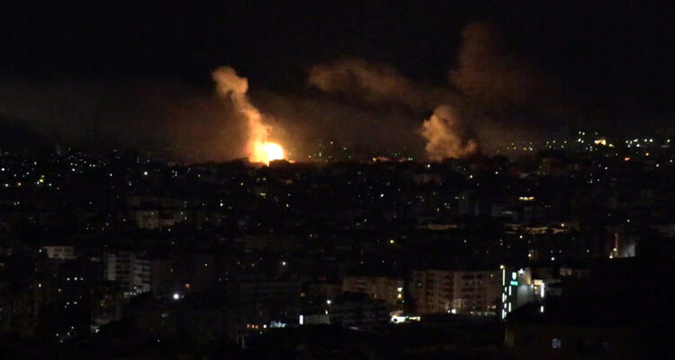 Captura de video donde se observa un bombardeo israelí en Beirut (Líbano)
