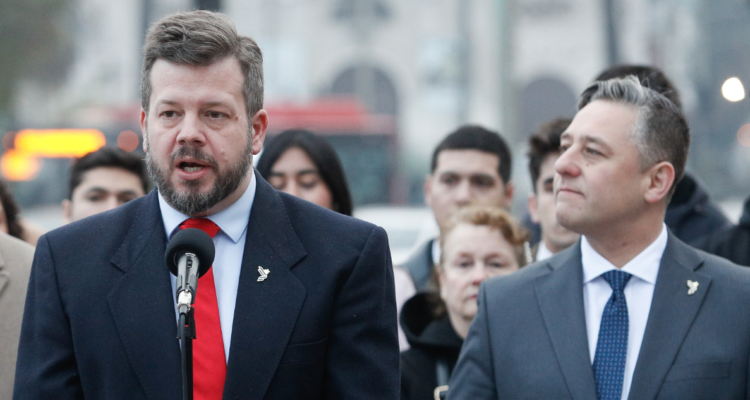 Libertarios anuncian AC contra exministra Aguilera por intervención para acelerar atención a su madre