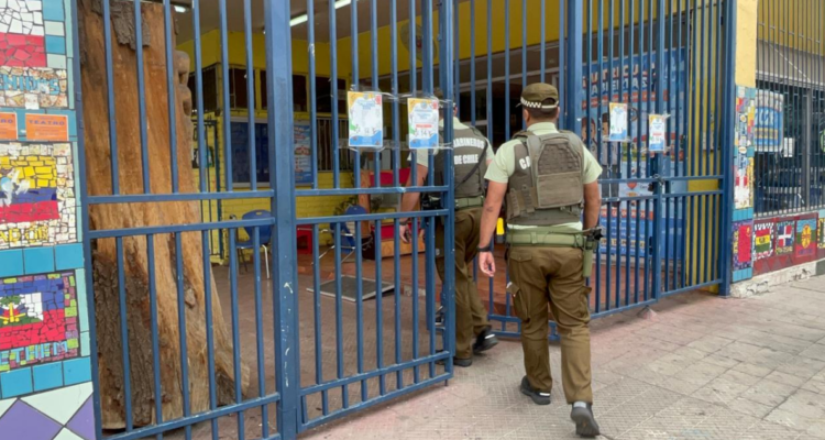 1.400 estudiantes sin clases tras robo de computadores en colegio de Santiago