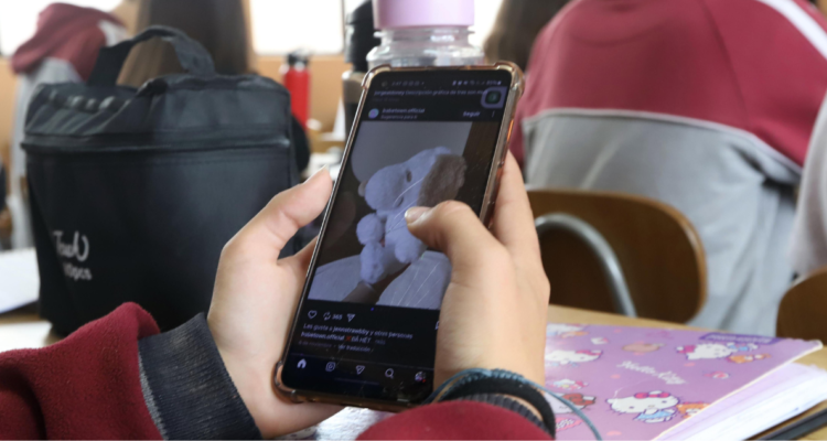 Niño con celular en clases