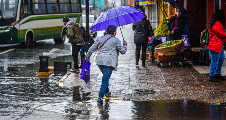 Lluvias en La Araucanía: 50 mm de agua caída en promedio, desborde de canal y masivo corte de luz