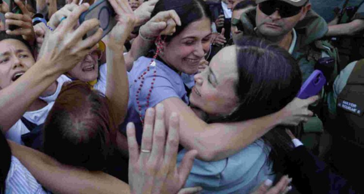 "María Corina es la esperanza de millones": Venezolanos se reúnen con la líder opositora en Santiago