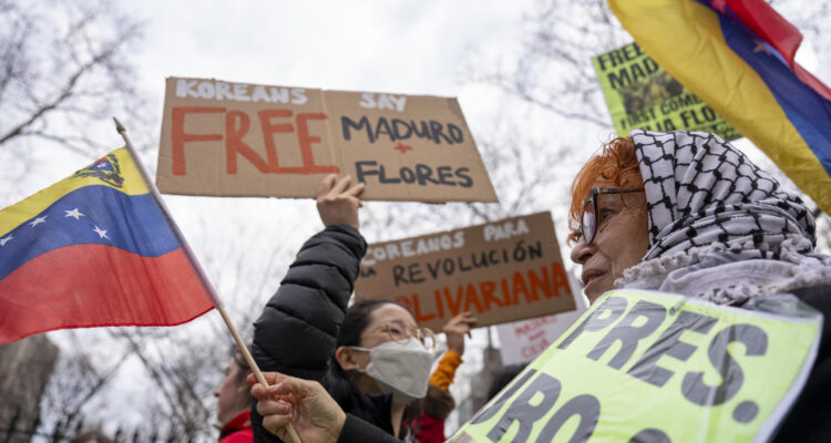 Tensión entre manifestantes divididos ante la audiencia de Nicolás Maduro en EEUU