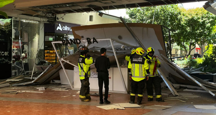 Desplome de parte del techo en Mall Portal Belloto de Quilpué afecta a local de Pandora