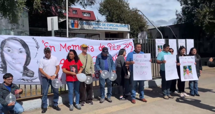 Familiares de mujeres muertas por presunta negligencia médica se manifiestan en Hospital de Valdivia
