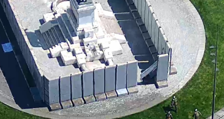 Manifestantes intentan vulnerar perímetro y acercarse al Monumento a Baquedano durante protesta