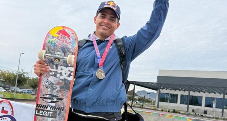 Marcelo Jiménez en el podio de la primera fecha del Nacional de skate