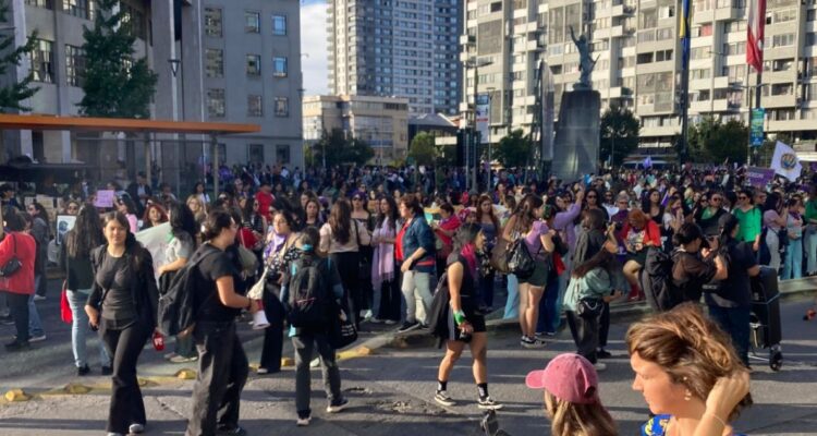 Mujeres marchan en Concepción y Temuco por 8M: afirman que no aceptarán retrocesos