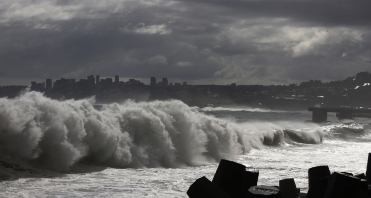 Emiten aviso de marejadas para lunes y martes en costas chilenas: revisa horarios y zonas afectadas