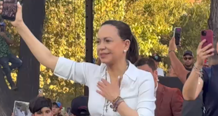 "Nos han quitado tanto": María Corina Machado se reúne con 16 mil venezolanos en el centro Santiago