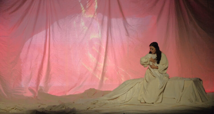 “María, Mater Dei” llega al Municipal de Santiago en Semana Santa protagonizada por Katty Kowaleczko