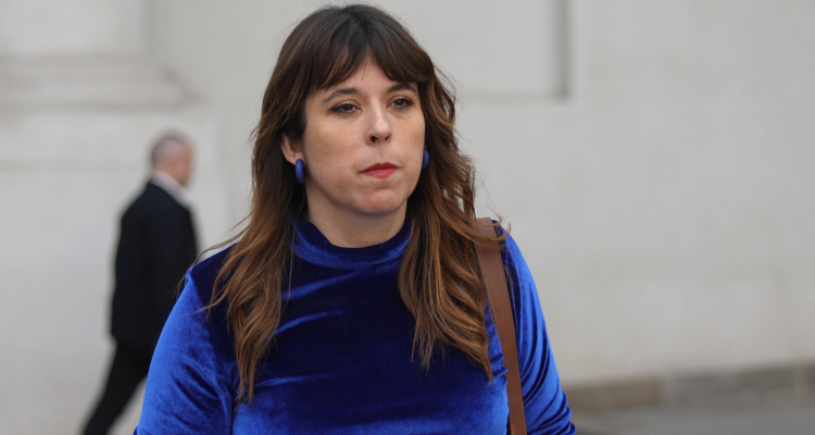 Martínez (FA) fustiga viaje de Kast a cumbre en Miami: “Le va a rendir pleitesía a Donald Trump”