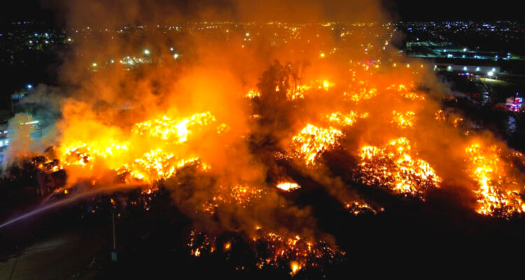 Evalúan suspender clases en colegios cerca de papelera CMPC en Puente Alto por incendio sin control