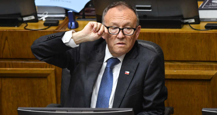 "Me parece muy pertinente": García Ruminot respalda indultos a uniformados condenados por estallido