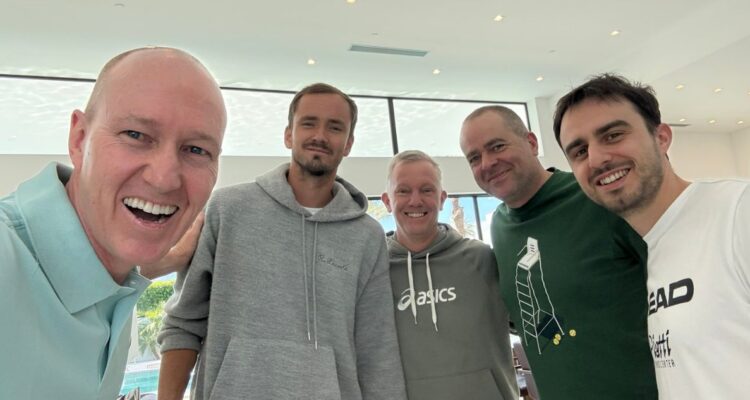 Medvedev, ya en EEUU, explicó cómo debió abandonar Dubai en medio de clima bélico