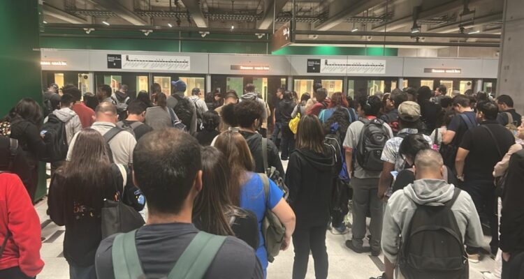 Línea 3 del Metro presenta retrasos en su frecuencia