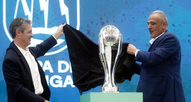 Milad y el trofeo de Copa de La Liga