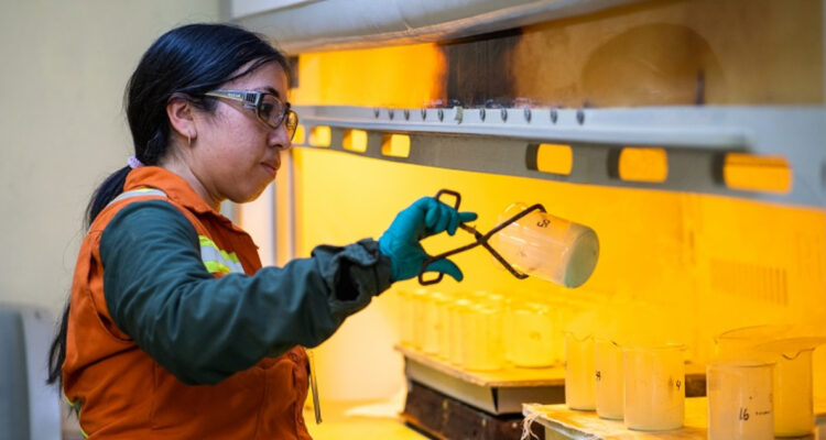 Chile supera a potencias mundiales como el país con más participación femenina en la gran minería