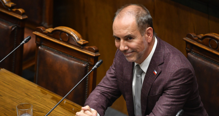 Ministro de Grange y posible recorte de flota de buses RED: "No vamos a tocar ningún recorrido"