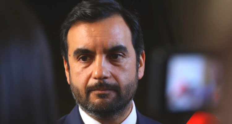 Ministro Gajardo califica de “día negro para la democracia” aprobación de proyecto que conmuta penas