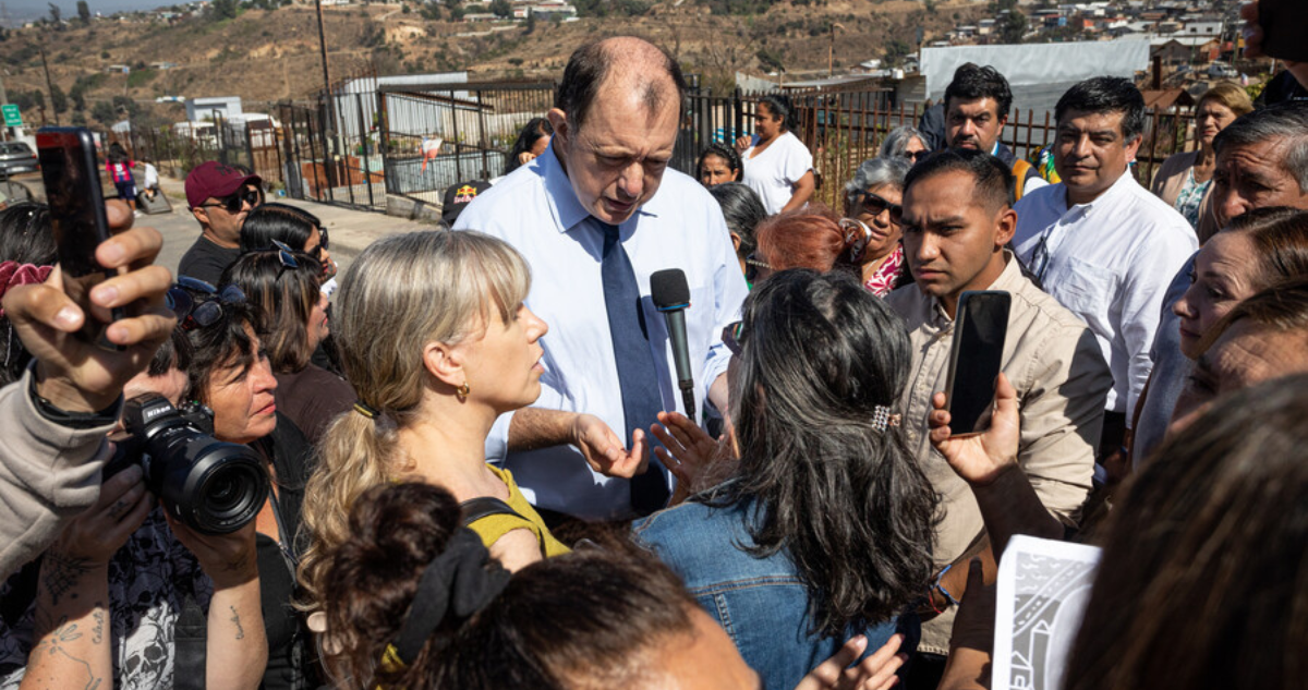 Ministro Iván Poduje compromete en dos semanas levantar inhabilidades para reconstrucción en Valparaíso