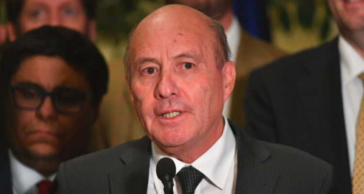 Ministro Quiroz valora “mejora” de la ley de combustibles en el Congreso y celebra su aprobación