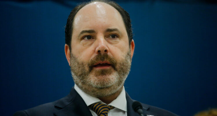 Ministro Rau lamenta cifras de empleo y recalca que hay "más de 860 mil personas" buscando trabajo