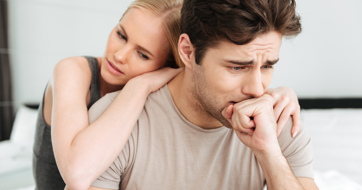 mujer abrazando a hombre avergonzado
