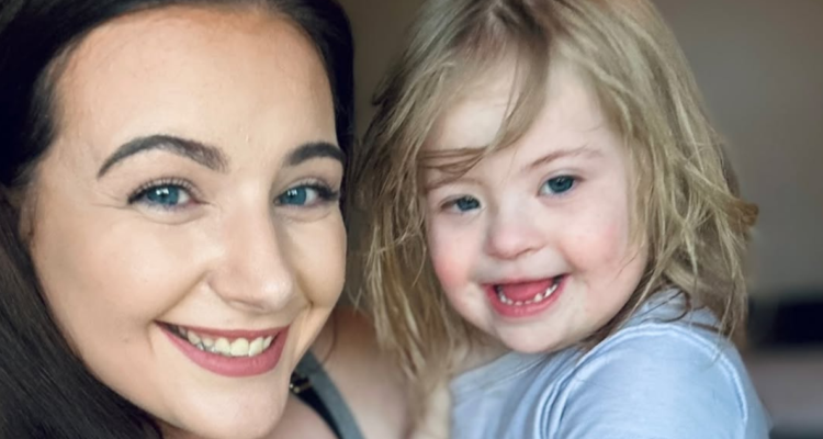 Ashley Zambelli y su hija, ambas con síndrome de Down aunque solo ella con la variación mosaico